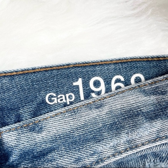 NWOT •GAP Sexy Boyfriend Distressed Denim Classic Jean Shorts • Mid Rise • HP🎉 - Picture 3 of 16